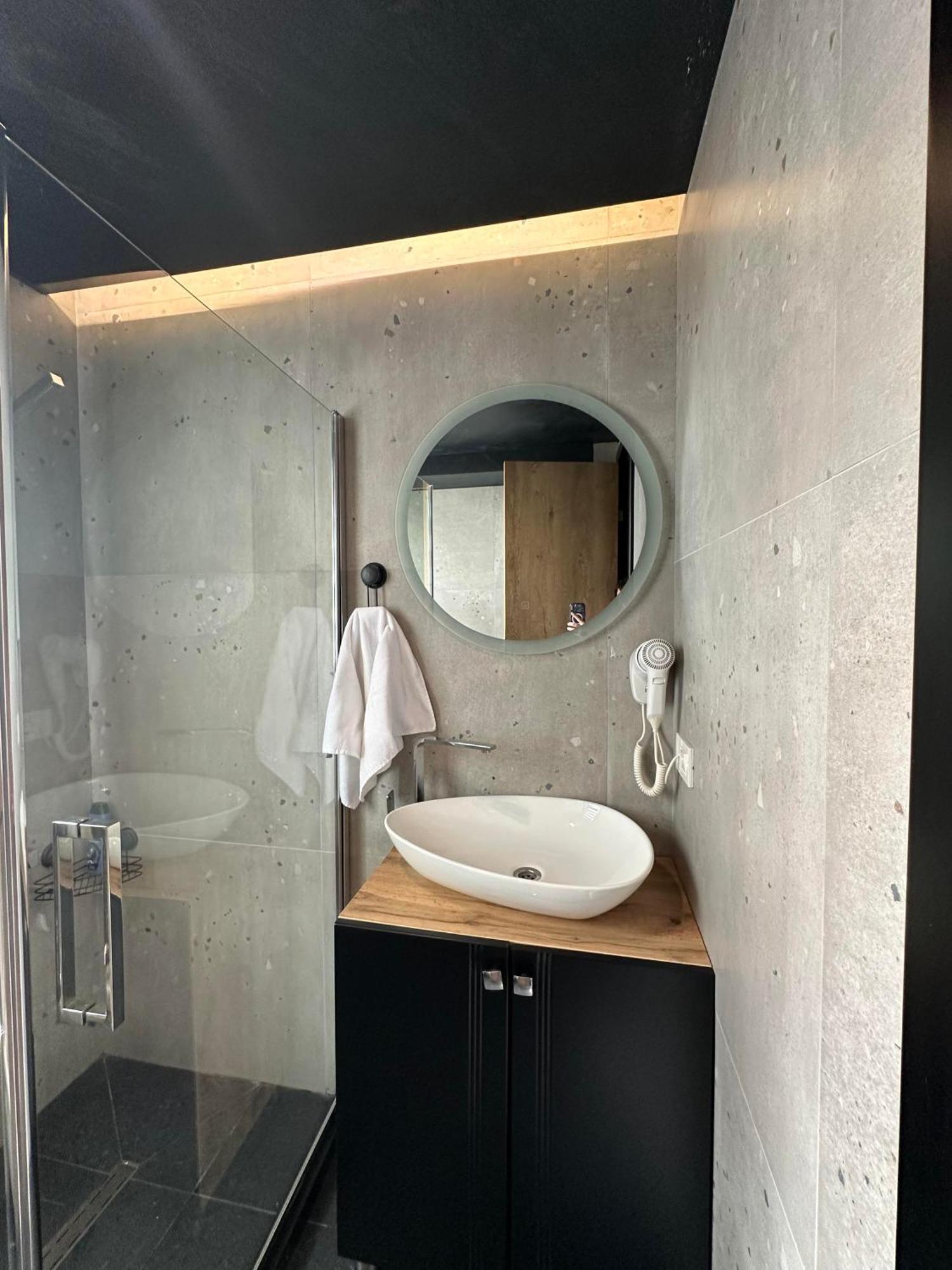Zet Apartments - Bedroom & Bathroom Prishtinë Ngoại thất bức ảnh